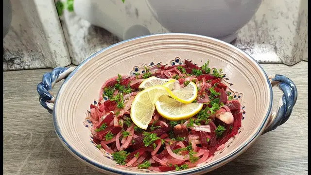 Лёгкий салат со свёклой на закуску