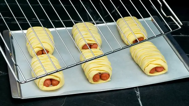 Нереально вкусные колбаски в слоеном тесте