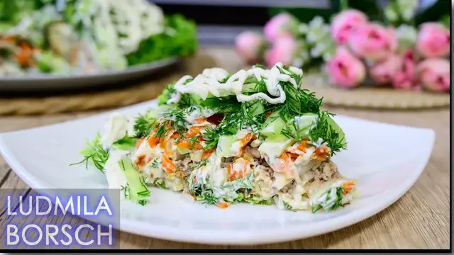 Салат с рыбными консервами, рисом и овощами