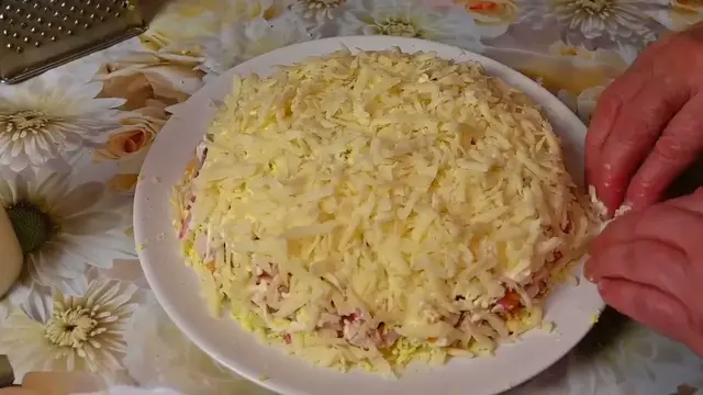 Салат с картофелем и куриной грудкой на праздничный стол 