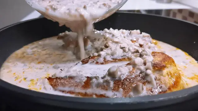 Сочная куриная грудка в грибном соусе 