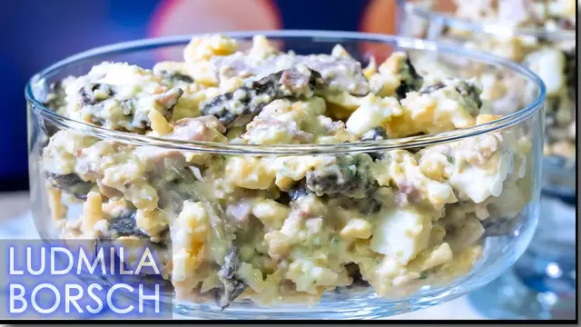 Сытный новогодний салат с мясом и черносливом