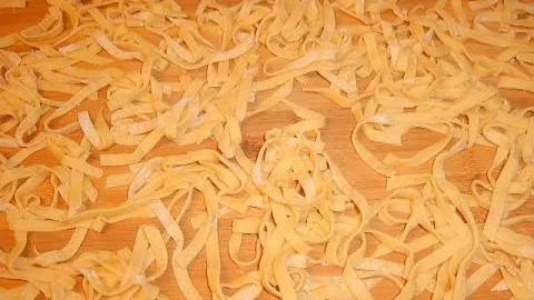 Домашняя лапша с соусом