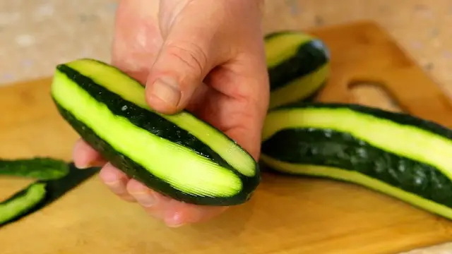 Простая и быстрая закуска из огурцов