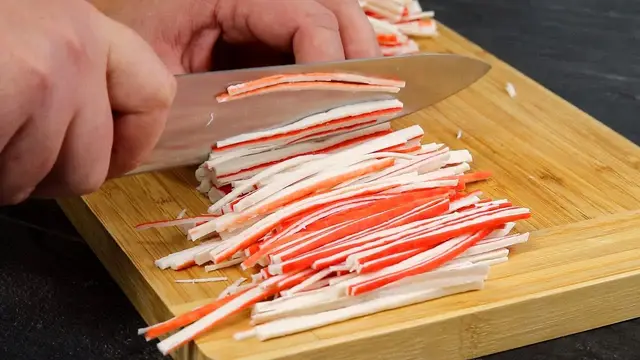 Салат из корейской морковки и крабовых палочек
