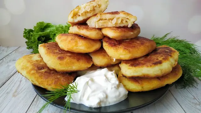 Картофельные пирожки с капустой на сковороде 