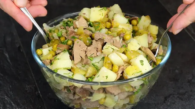 Праздничный салат с куриной печенью и картошкой
