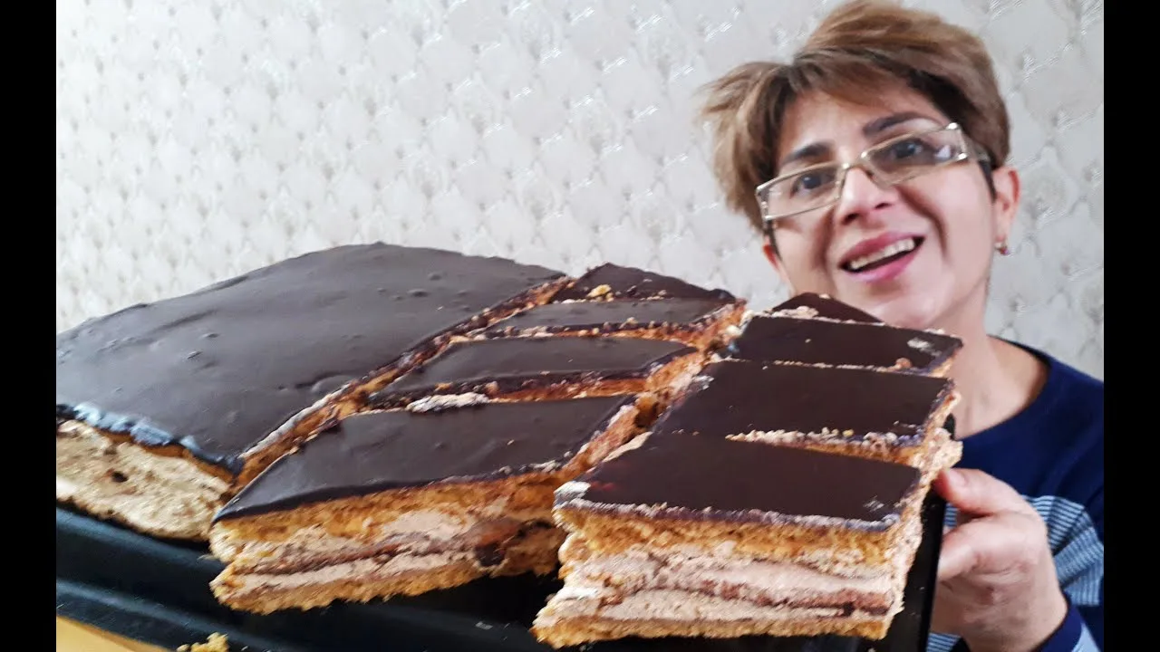 Медово-шоколадный торт с безе и варёной сгущёнкой