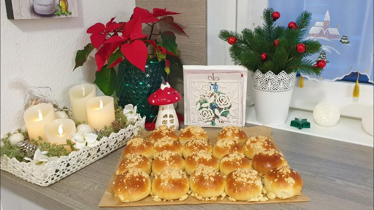 Сдобные булочки с черносливом