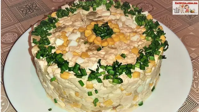 Необычный салат с курицей, грибами и кукурузой 