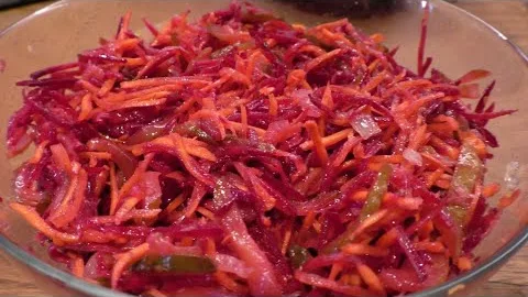 Салат на каждый день со свёклой и солеными огурцами 