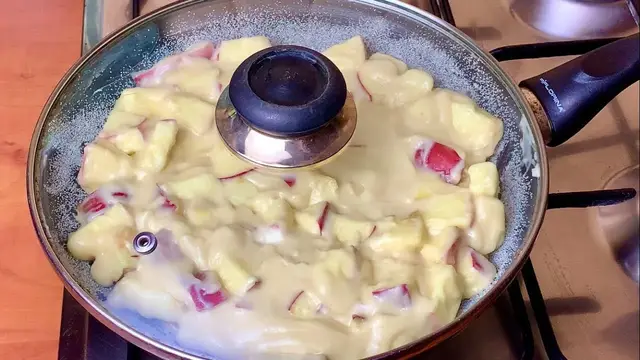 Яблочный пирог на сковороде