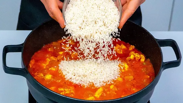 Куриное филе с рисом и овощами в томатном соусе