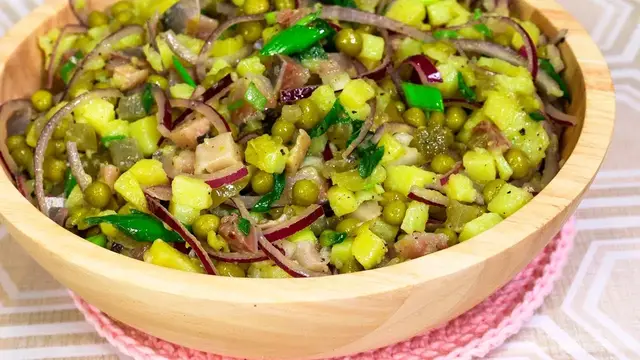 Праздничный салат с селёдкой, картошкой и огурцами