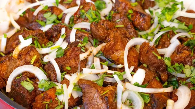 Мягкий и сочный шашлык на сковороде с кинзой