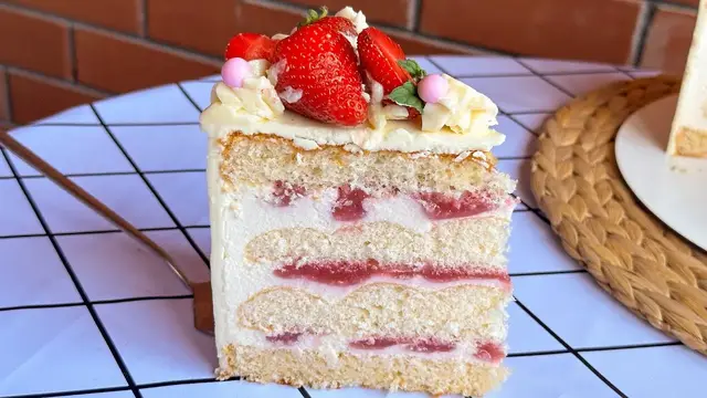 Вкусный клубничный торт