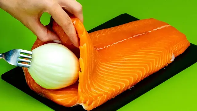 Сочный лосось со сливочно-грибным соусом на сковороде