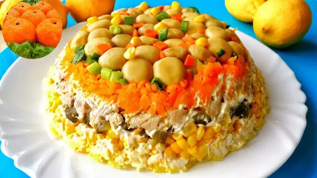 Салат с маринованными грибами и курицей на праздничный стол 