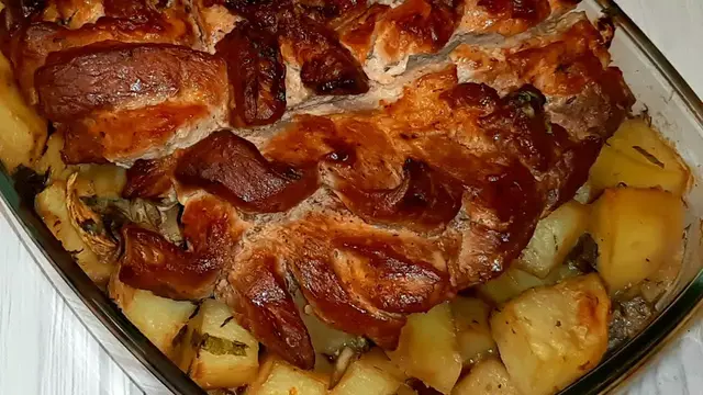 Запеченный ошеек с картофелем
