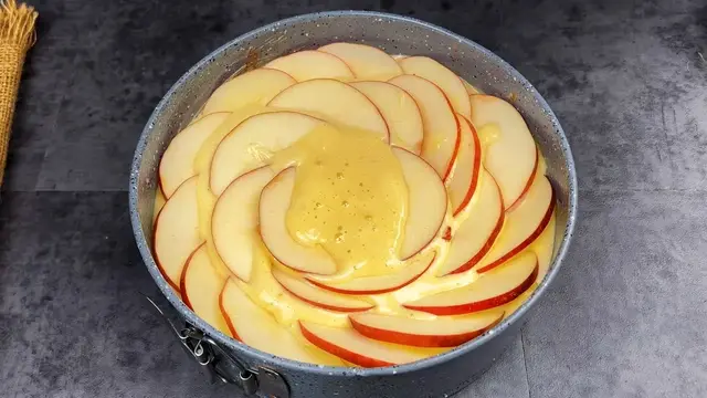 Ароматная шарлотка с корицей и яблоками