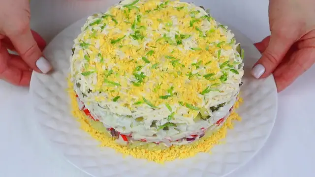 Простой праздничный салат с крабовыми палочками