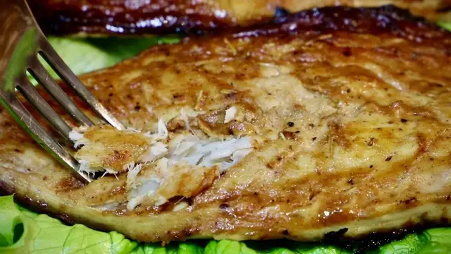 Ароматная скумбрия под соусом в духовке