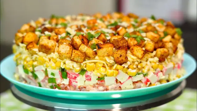 Безумно вкусный и красивый салат с томатами и крабовыми палочками
