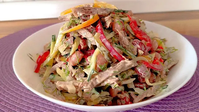 Вкусный сытный салат с отварной говядиной и фасолью