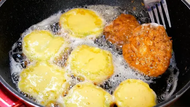 Кабачки в кляре со сметанным соусом