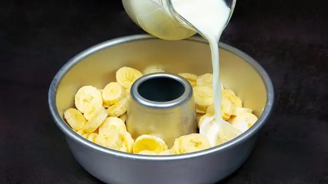 Бананово-кофейный десерт с молочной пеной