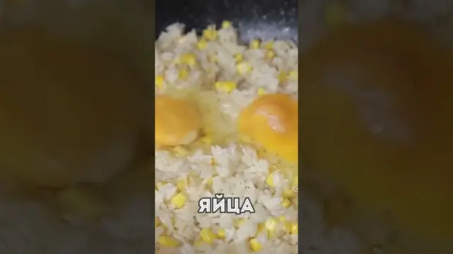 Жареный рис с крабовыми палочками