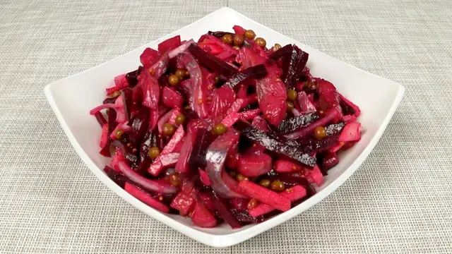 Быстрый салат из свеклы и селедки