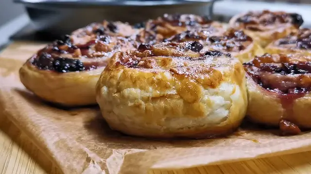 Слойки с вареньем и изюмом 