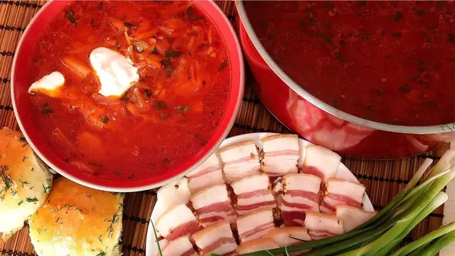 Очень вкусный красный домашний борщ 