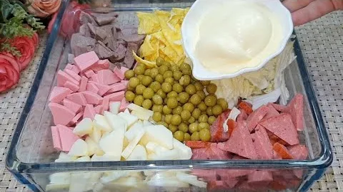 Праздничный салат с колбасой, говядиной и сыром