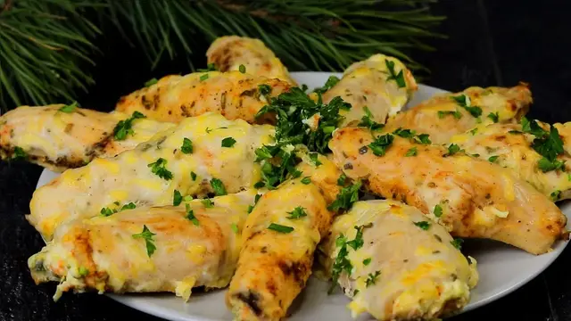 Куриные рулетики с творожным сыром и сметаной
