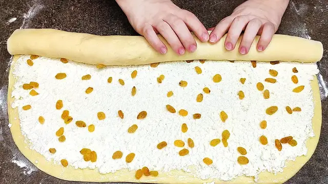 Булочки с творогом и изюмом