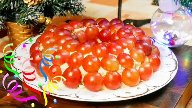 Яркий новогодний салат из куриной грудки и винограда