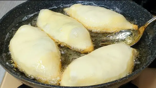 Жареные пирожки на кефире с луком и яйцом