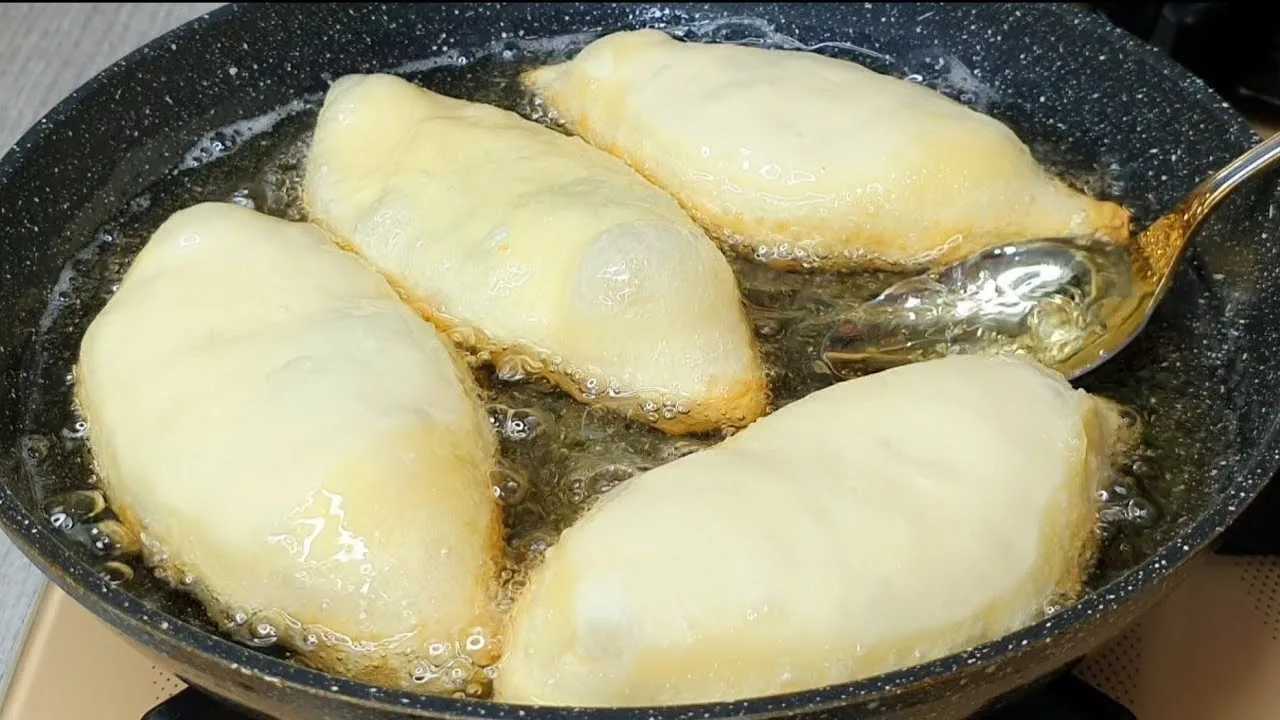 Жареные пирожки на кефире с луком и яйцом
