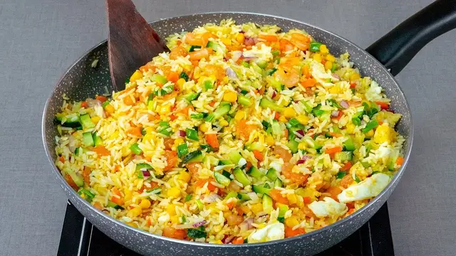 Пикантный рис с креветками и кукурузой