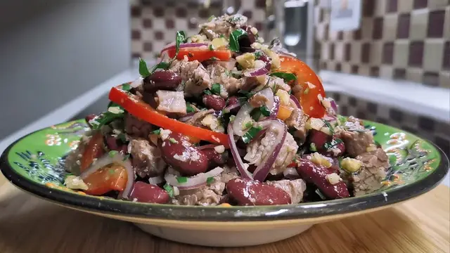 Салат с мясом и фасолью 
