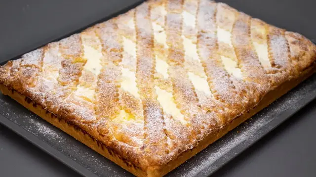 Творожный пирог с персиками