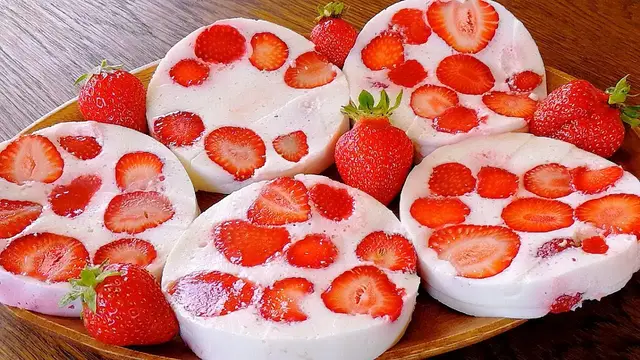 Легкий десерт с клубникой