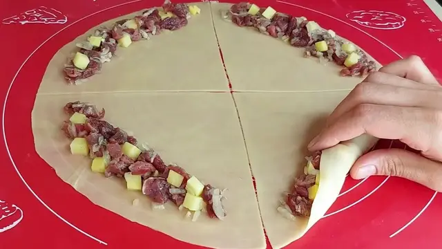 Булочки с мясом и картошкой в духовке
