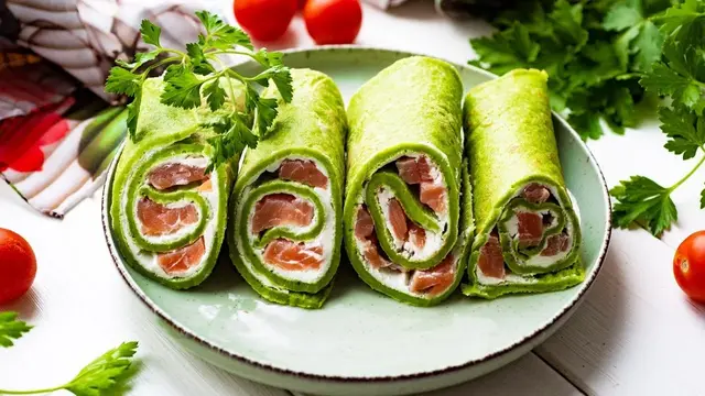 Блинчики со шпинатом и красной рыбой