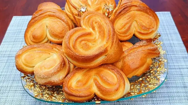 Мягкие плюшки с изюмом к чаю