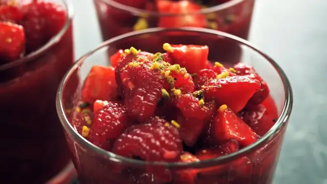 Легкий ягодный десерт из свежей клубники
