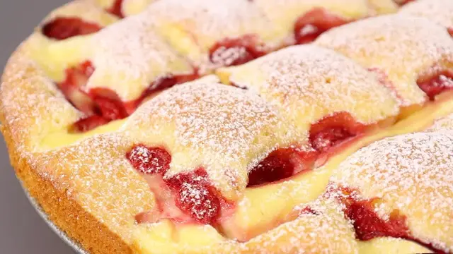 Нежный пирог к чаю с клубникой