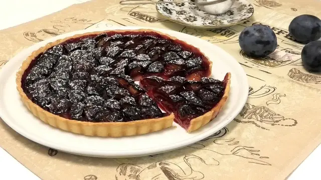 Летний сливовый пирог на сметанном тесте